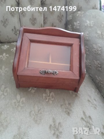 Италианска дървена бижутерка