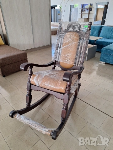 Дървен люлеещ се стол с естествена кожа