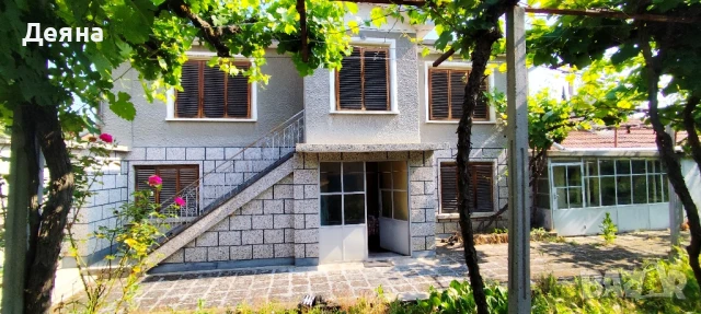 Къща на центъра в село Яворово , снимка 1