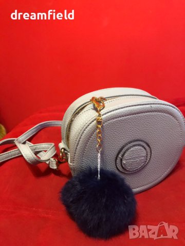 Дамска чантичка с дълга дръжка