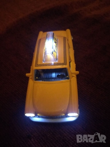 Метално такси,около 12 см,със звук и светлини, снимка 1 - Коли, камиони, мотори, писти - 23737501