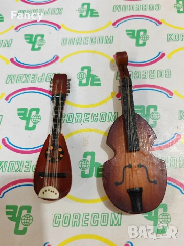 Миниатюрни дървени музикални инструменти