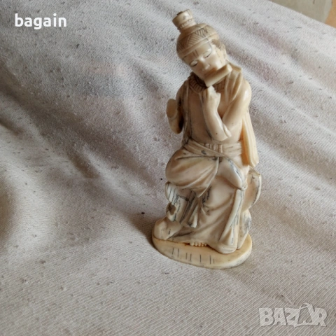 Статуетка от моржов зъб.