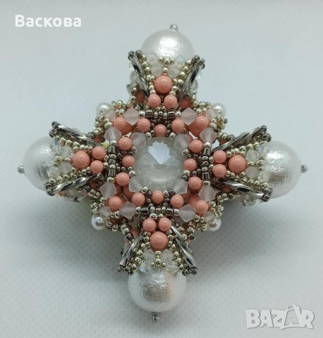 Ръчно изработена брошка с перли в цвят червен корал 