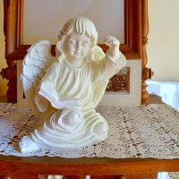 Ангел пазител, статуетка, полирезин, снимка 1 - Антикварни и старинни предмети - 41797985
