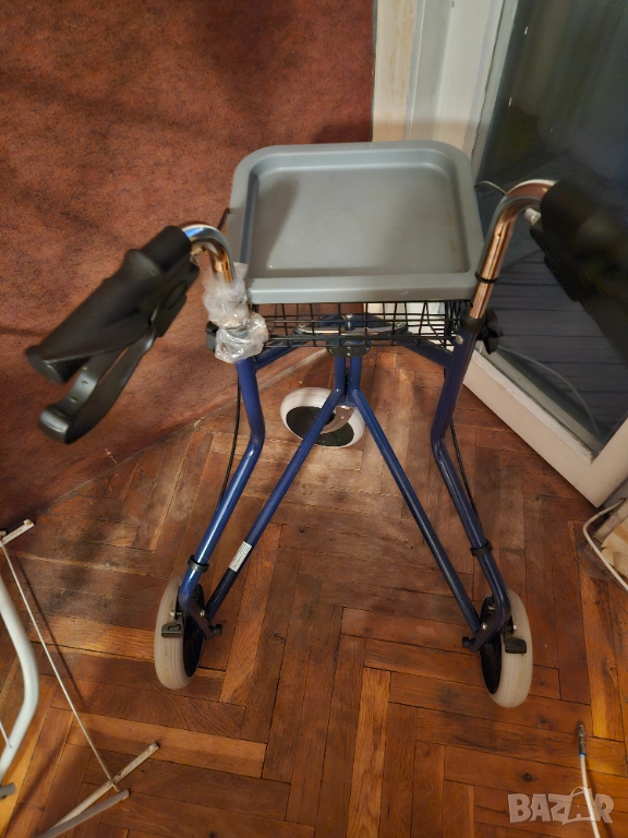 Продавам нов  ролатор с помощна масичка, снимка 1