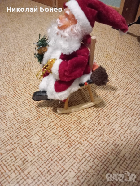 Забавен дядо Коледа люлеещ се на стол, снимка 1