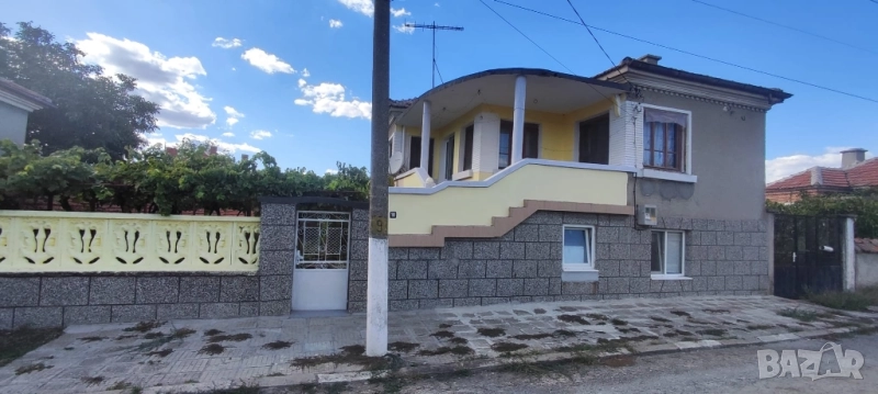 Хубава двуетажна къща с двор с. Маломир /22 км от Ямбол, снимка 1