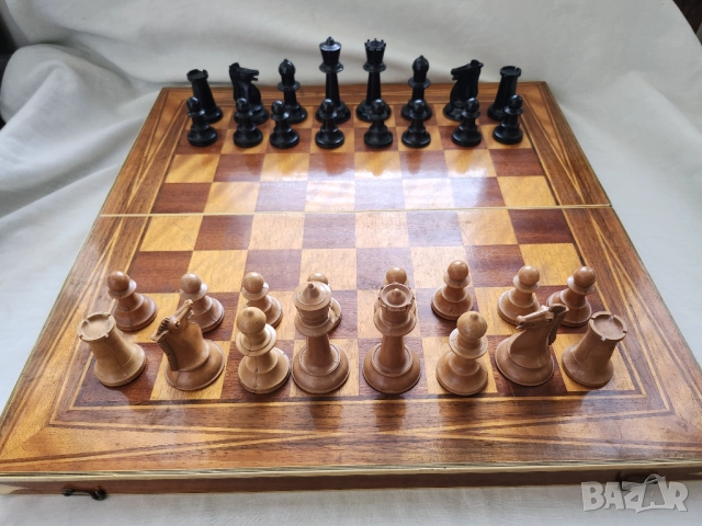 шах - голяма красив (фурнир с инкрустирана "кост")+табла, к-т фигури+пулове и също пирографиран шах 