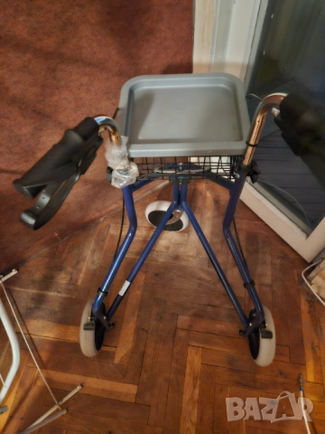 Продавам нов  ролатор с помощна масичка