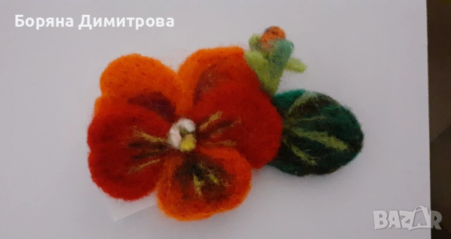 Брошки от вълна-уникални в ежедневието със красота и нежно усещане!