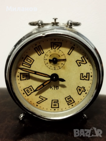 Стар механичен будилник, настолен часовник