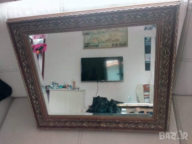 Продавам старинно,красиво огледало,с уникална рамка.Германия.