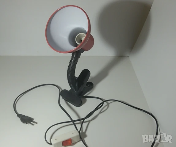 Червена настолна лампа с щипка за бюро/маса