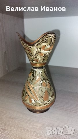 Медна ваза. Ръчно гравирана украса. Перфектно състояние.