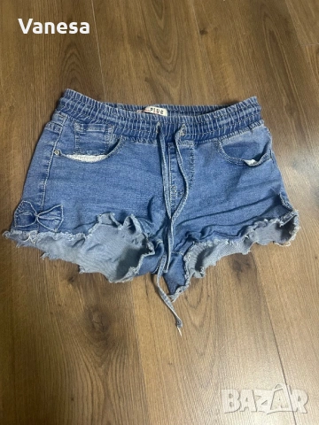 Къси дънкови гащи