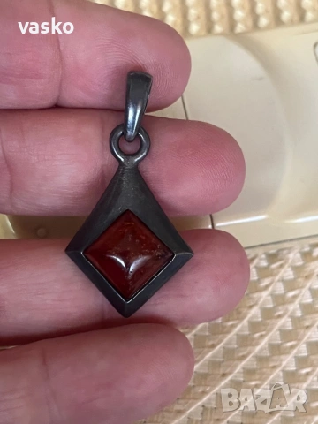 Сребро и кехлибар-9,9грама, снимка 3 - Колиета, медальони, синджири - 53537857