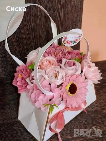 Кокетната дамска чанта с микс сапунени цветя от пластичен сапун в розово и пепел от рози, снимка 10 - Подаръци за жени - 50499499