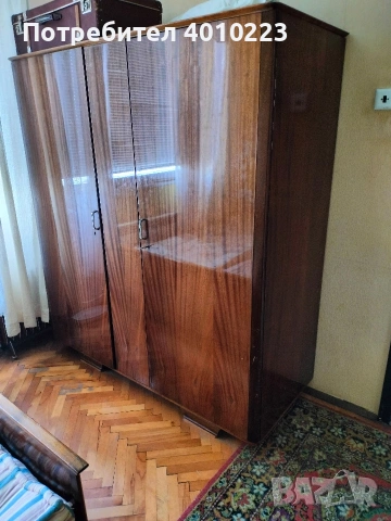 Продавам двукрилен гардероб – ретро стил