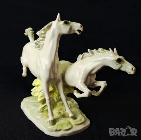 Порцеланова композиция с два препускащи коня - Hutschenreuther, Германия, снимка 2 - Статуетки - 53434366