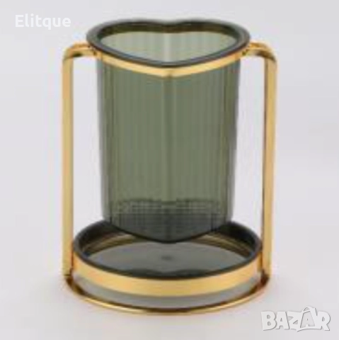 Зелена единична поставка във формата на сърце, подходяща за прибори  