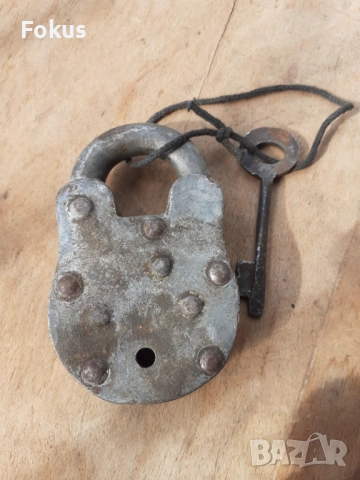 Стар кован катинар кофар катанец с ключ маркировки, снимка 2 - Антикварни и старинни предмети - 53685456