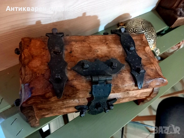 ръчно резбована дървена кутия