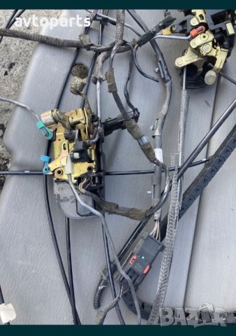 Chrysler voyager 2004година брави врати и багажник, снимка 3 - Части - 40493794