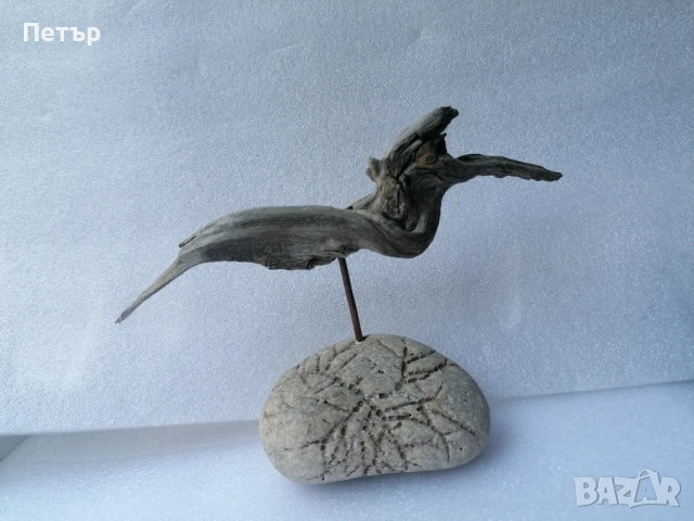 Продавам красива малка пластика - съчетание от камък и дърво - птица