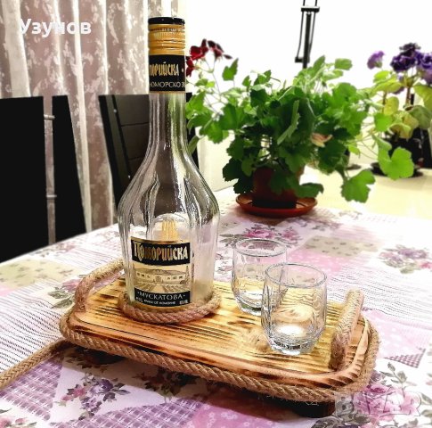 Ръчно изработена лампа за механа или барбекю от дърво, въже и стъклена бутилка и чашки.