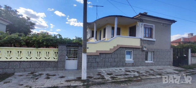 Хубава двуетажна къща с двор с. Маломир /22 км от Ямбол