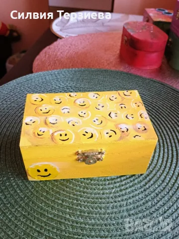 Ръчно изработена дървена кутия Усмивки , снимка 1