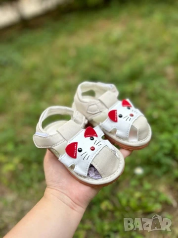 Мяукащи сандали при стъпване издават звук 