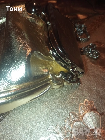 Нова Кожена Златиста Дамска Чанта , снимка 3 - Чанти - 53277449