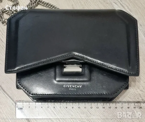 Оригинална Givenchy черна кожена чанта с верига и сребърна закопчалка – Made in Italy, снимка 3 - Чанти - 55768471