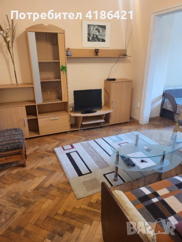 Продавам просторен 2 стаен апартамент в центъра, снимка 1