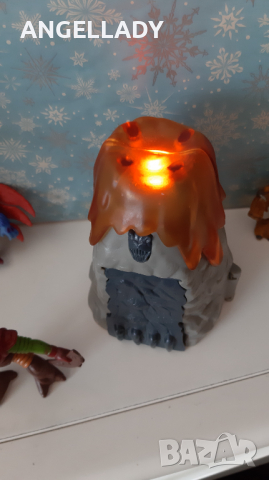 Продавам лот играчки вулкан и гормити