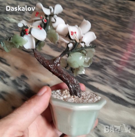 Продавам декоративна ваза с цвете от стъкло