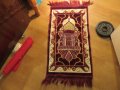 Старинно турско малко килимче, ковьор за стена с  турска джамия и полумесец, снимка 1 - Антикварни и старинни предмети - 39409929