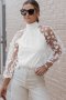 Дамска елегантна блуза в бяло с ефектен тюл на цветя и висока яка, снимка 1 - Блузи с дълъг ръкав и пуловери - 44259399