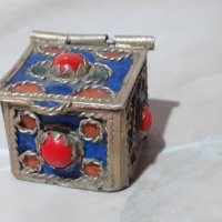 Красива малка кутийка с емайл, снимка 2 - Антикварни и старинни предмети - 44149079