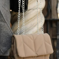 Дамска ватирана чанта в бежов цвят с клъч затваряне и дълга дръжка тип синджир, снимка 4 - Чанти - 44776959