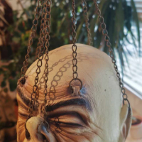 Декорация за Хелоуин - латексова глава с вериги за окачване, снимка 1 - Декорация за дома - 44706574