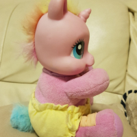 Колекционерско интерактивно My little pony Newborn Me Better Rarity Hasbro бебе пони, снимка 2 - Кукли - 36333256