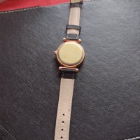 Модерен дамски часовник с кожена каишка перфектно състояние красив дизайн 38260, снимка 4 - Дамски - 40885267