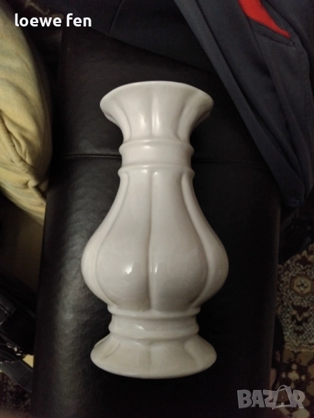 Красива ваза...бяла керамика порцелан - 20 см, снимка 1