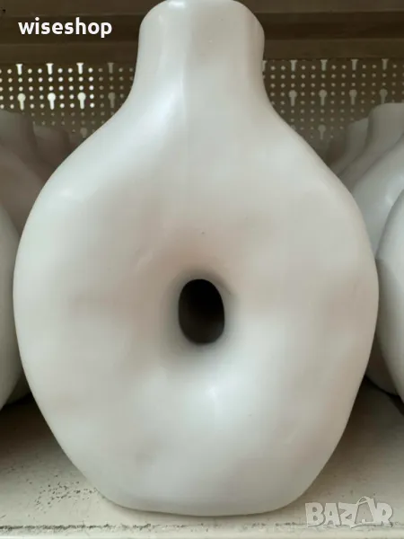 Керамична ваза с бял отвор - 15x7x20 см, снимка 1