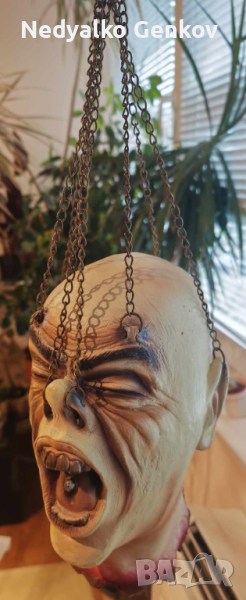 Декорация за Хелоуин - латексова глава с вериги за окачване, снимка 1