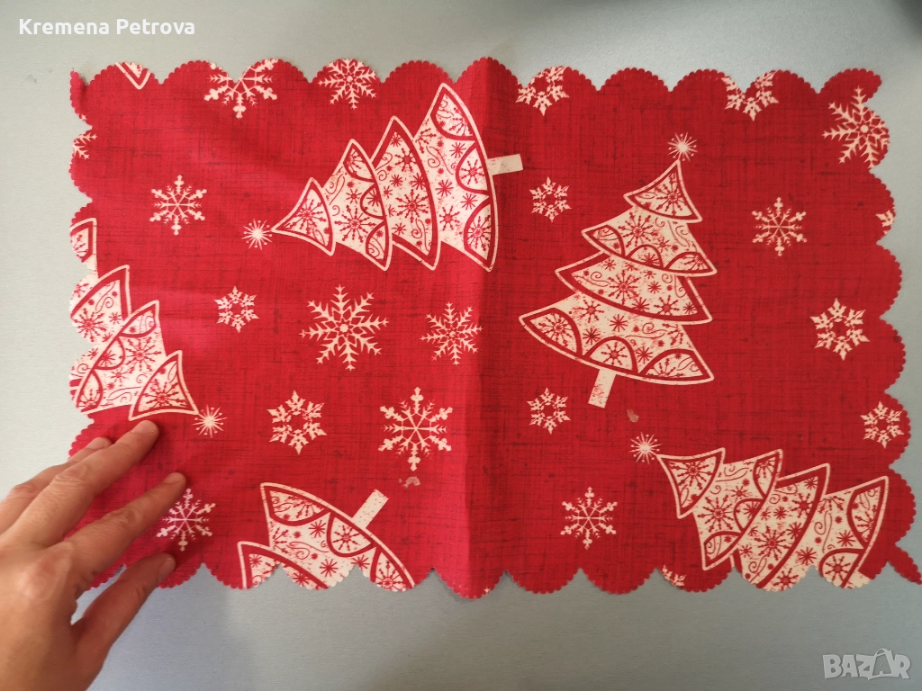 Нов коледен тишлайфер в червен цвят с бели щампи на елхички и снежинки Цена 1лв, снимка 1