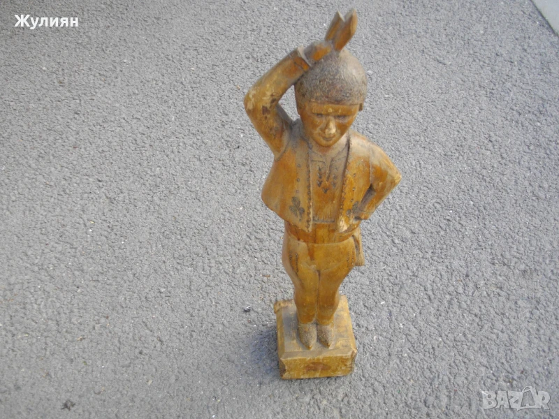 СТАРА БЪЛГАРСКА ДЪРВОРЕЗБА ФИГУРА СТАТУЕТКА НОСИЯ 1972г , снимка 1